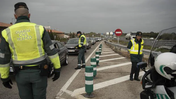El accidente de un camión en Huelva obliga a cortar la A-49 en sentido a Portugal