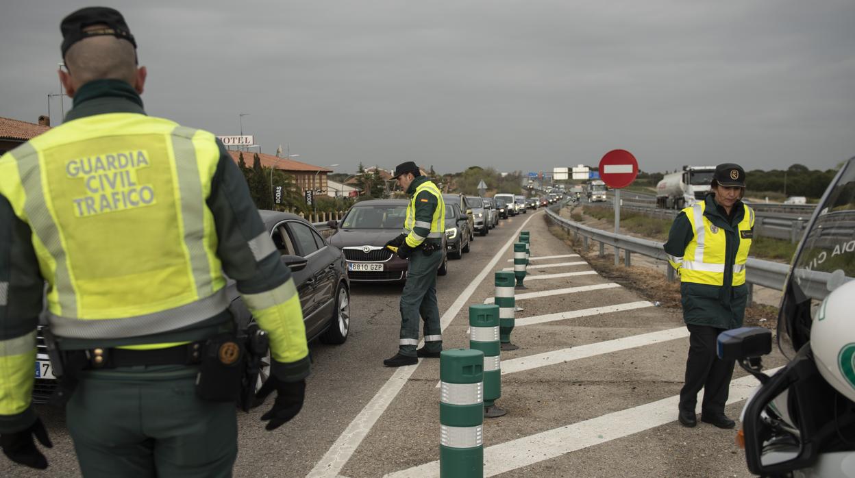 Agentes de la Guardia Civil en un control