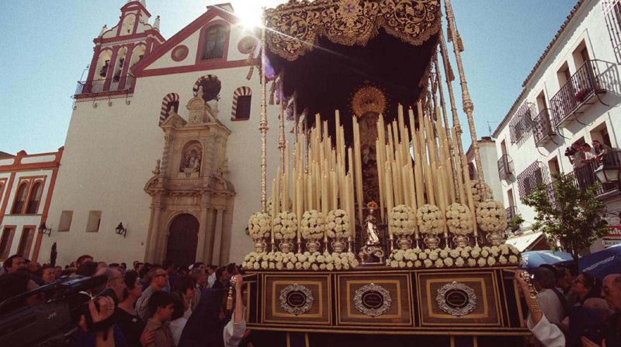 María Santísima de la Santa Faz en su antiguo palio en 2001