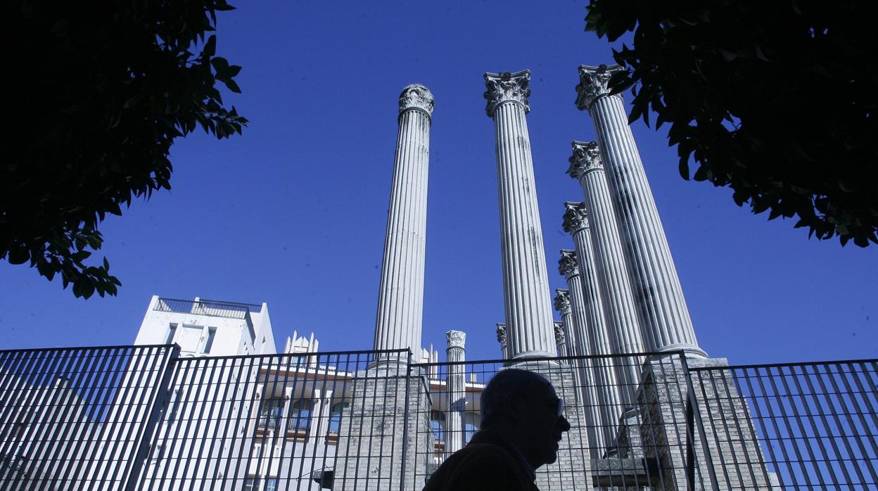 Un ciudadano pasa por delante del Templo Romano