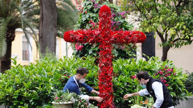 La plaza de San Nicolás revive el color y el ambiente de la Cruz de mayo en Córdoba