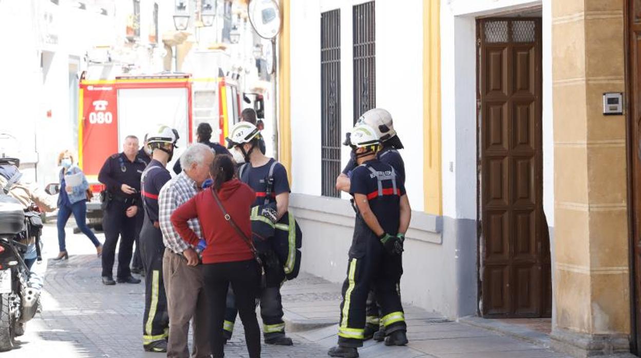 Intervención de los bomberos en la calle Lineros