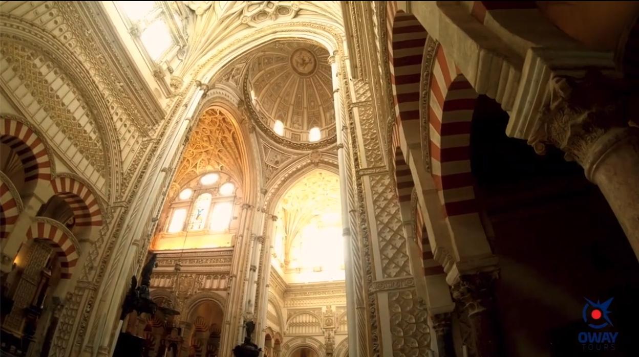 Imagen del interior de la Mezquita en uno de los recorrido de la empresa Oway Tours