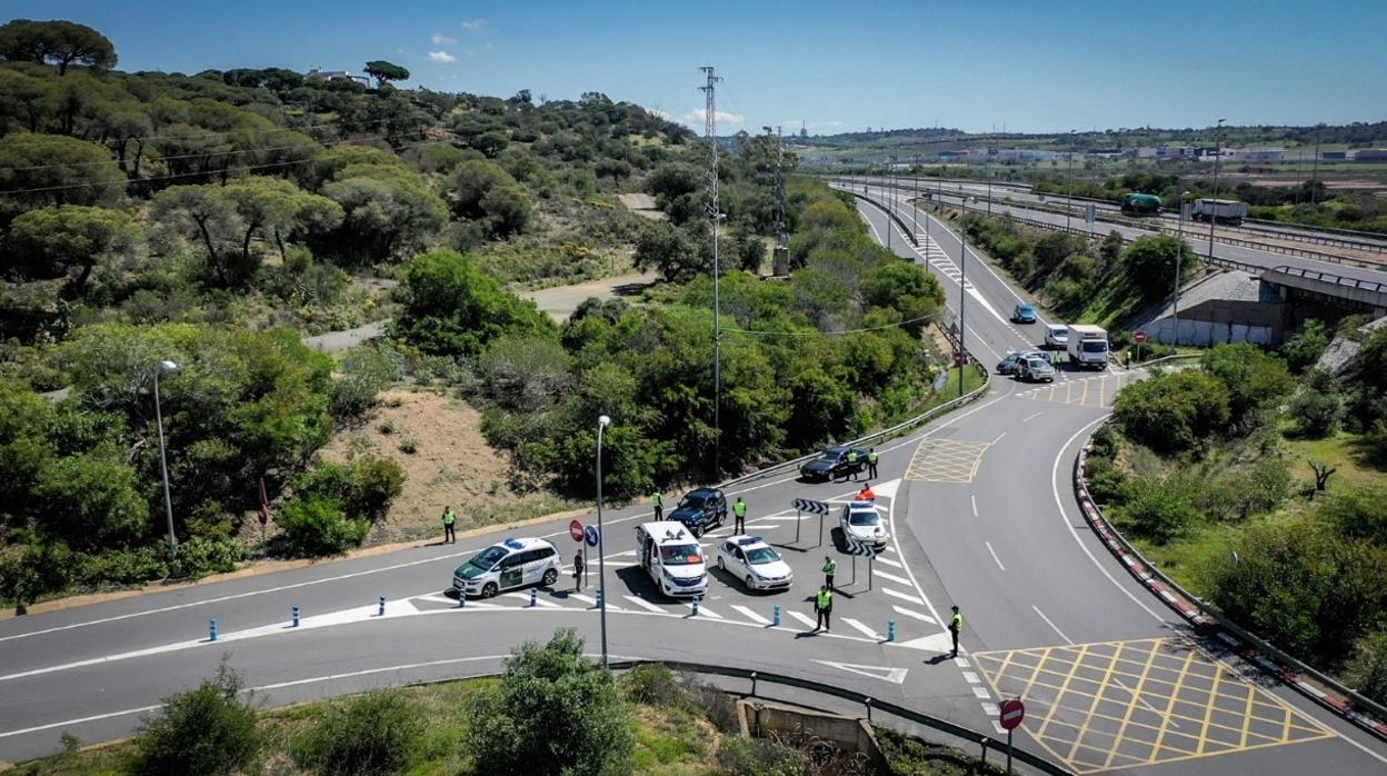 Imagen aérea de un control de la Guardia Civil a la entrada de Ayamonte