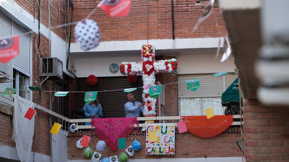 Córdoba se llena de cruces improvisadas para celebrar el Mayo festivo pese al coronavirus