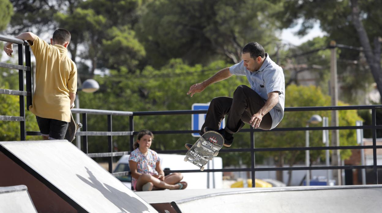 Un chaval hace skate en la pista de Cerro Muriano