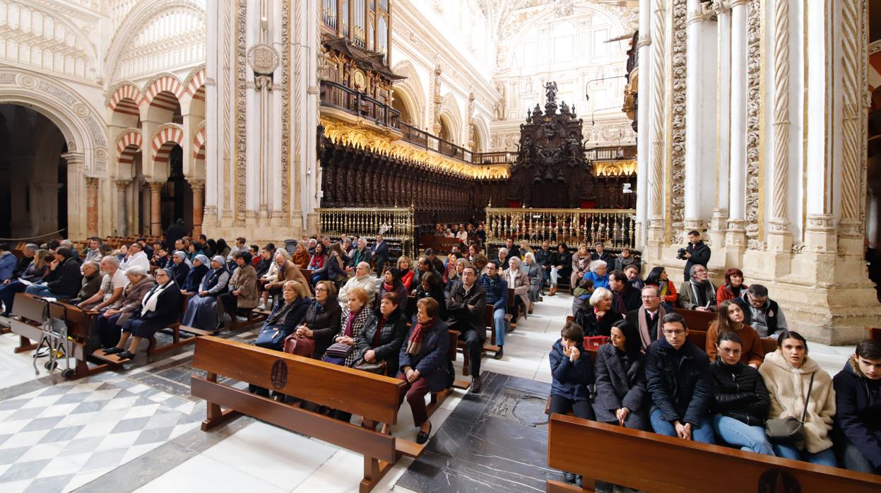 Fieles en una misa en la Mezquita-Catedral de Córdoba