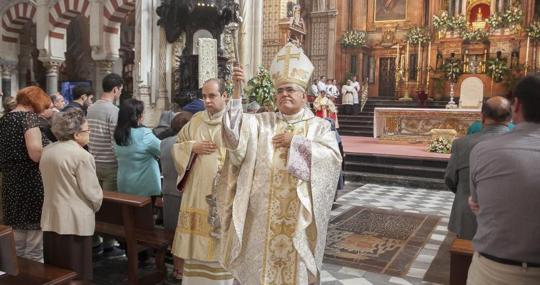 El obispo de Córdoba, durante una celebración en la Catedral