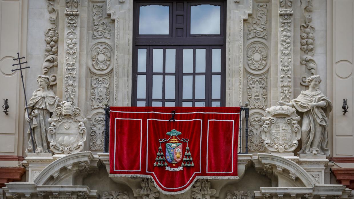 Balcón del Palacio Arzobispal de Sevilla con un crespón negro por las víctimas del coronavirus