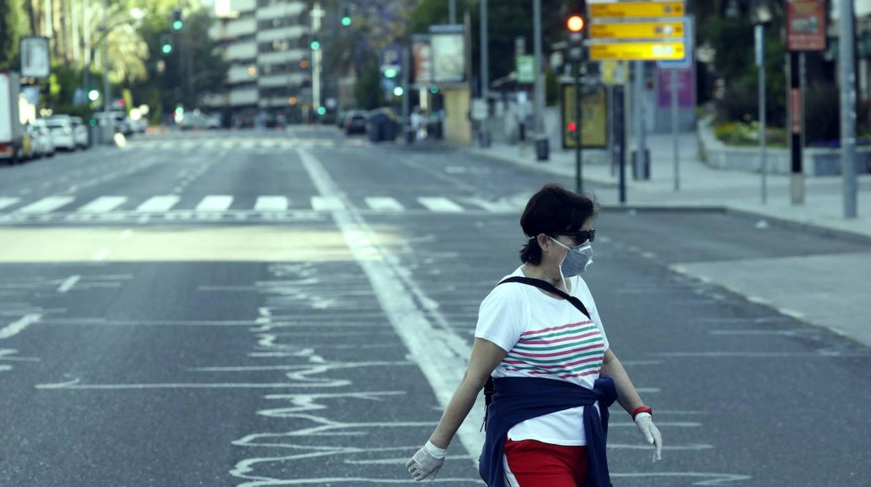 Una mujer camina por el Paseo de la Victoria en la mañana del domingo