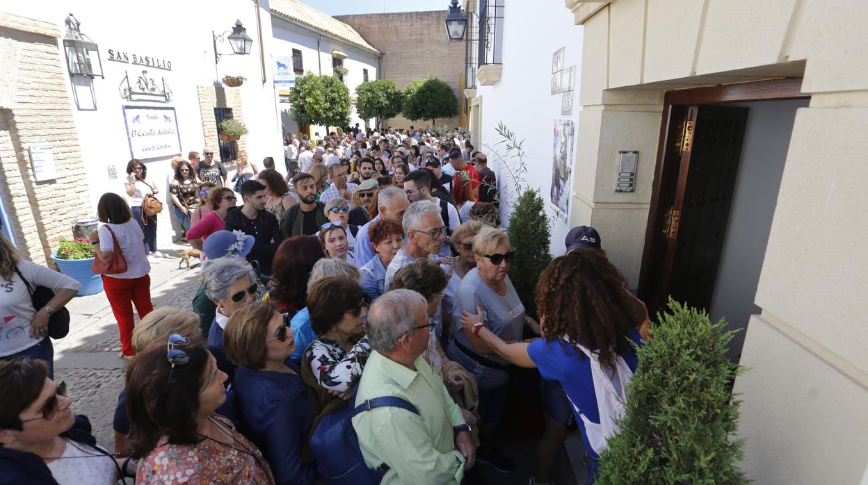 Cola para entrar a un patio del barrio del Alcázar Viejo (San Basilio) de Córdoba