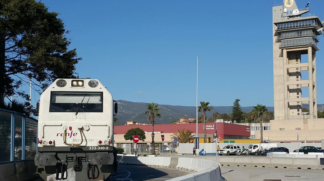 Imagen de un tren de mercancías en el puerto de Algeciras