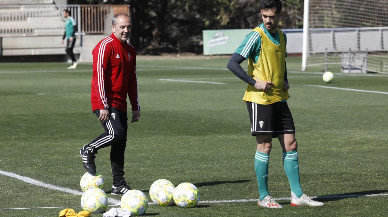 El entrenador del Córdoba, Juan Sabas, junto al medio González