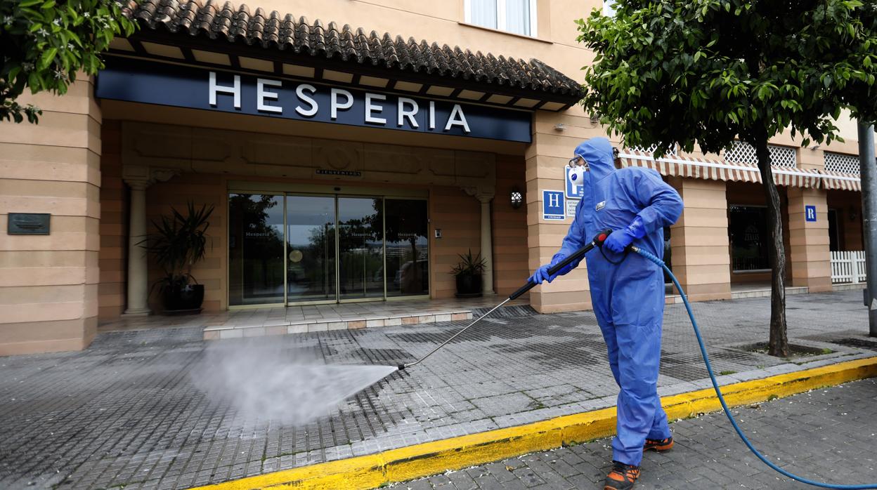 Desinfección junto al Hotel Hesperia