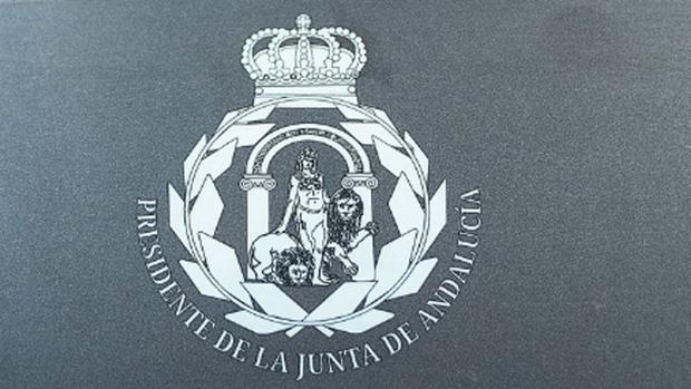El nuevo «escudo» del presidente de la Junta de Andalucía con corona y hojas de laurel
