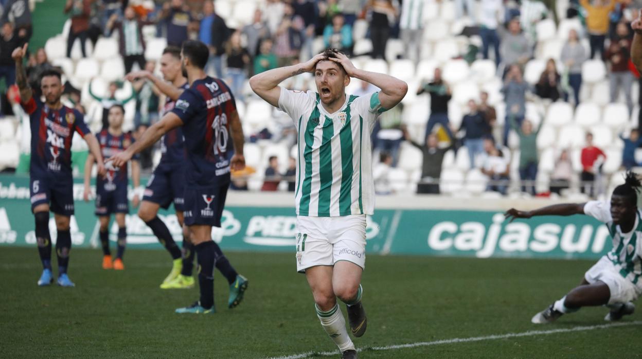 Javi Flores se lamenta de una decisión arbitral