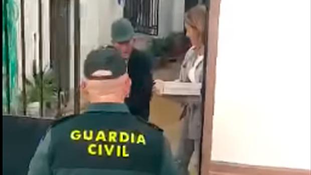 Emocionante homenaje de la Guardia Civil a un anciano que añora los paseos por su 96 cumpleaños