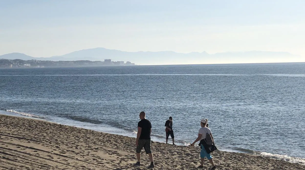 Las playas están abiertas para hacer deporte o pasear en Andalucía