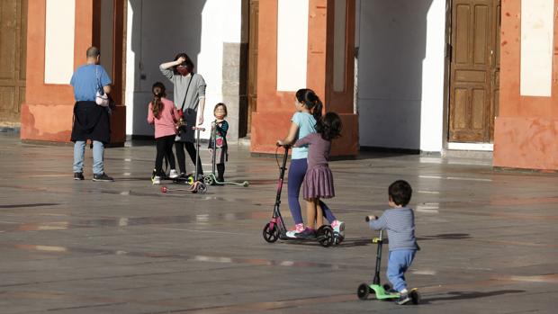 El Ministerio de Sanidad trabaja ya para cambiar las horas de paseo a los niños por el calor en Córdoba