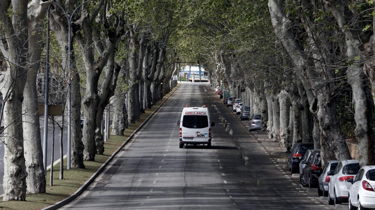 Una ambulancia circula por Málaga capital durante el estado de alarma