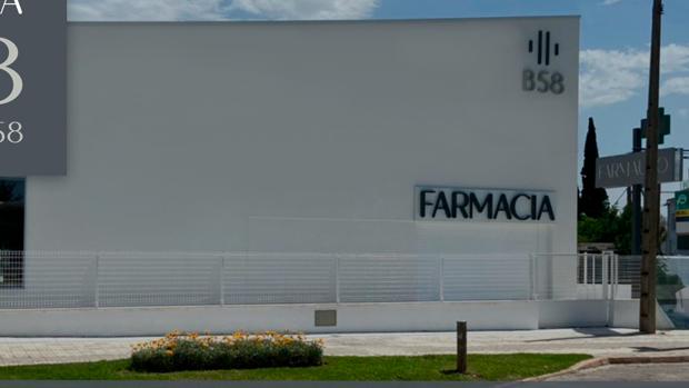 Abre una farmacia en Córdoba que permite recoger medicamentos sin bajar del automóvil