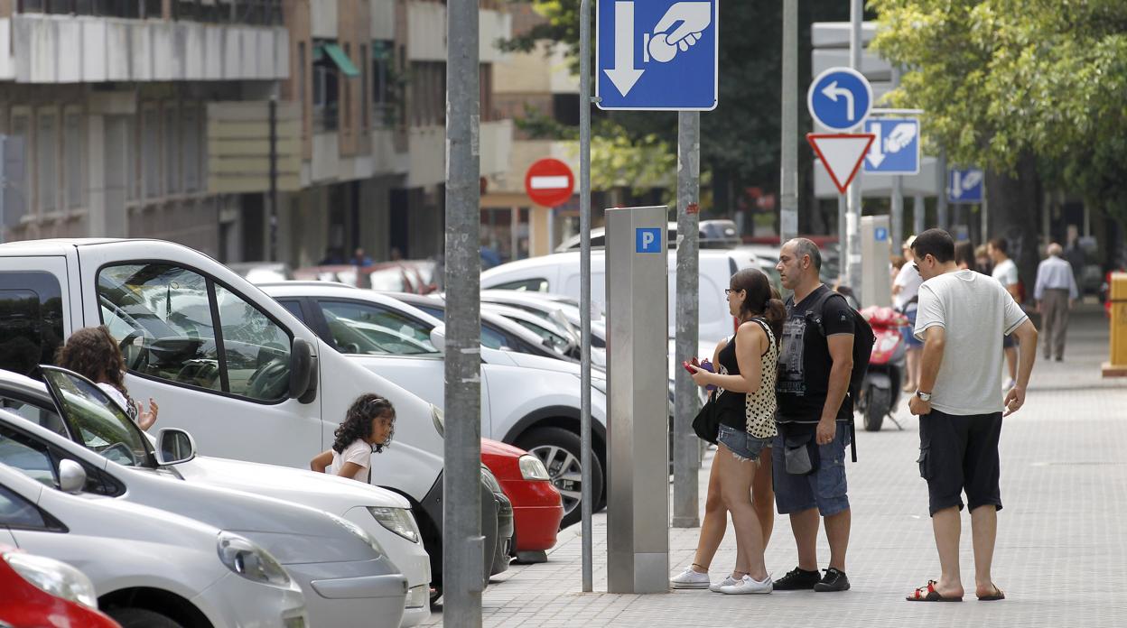 Varias personas se disponen a pagar la zona azul, en una imagen tomada antes del estado de alarma