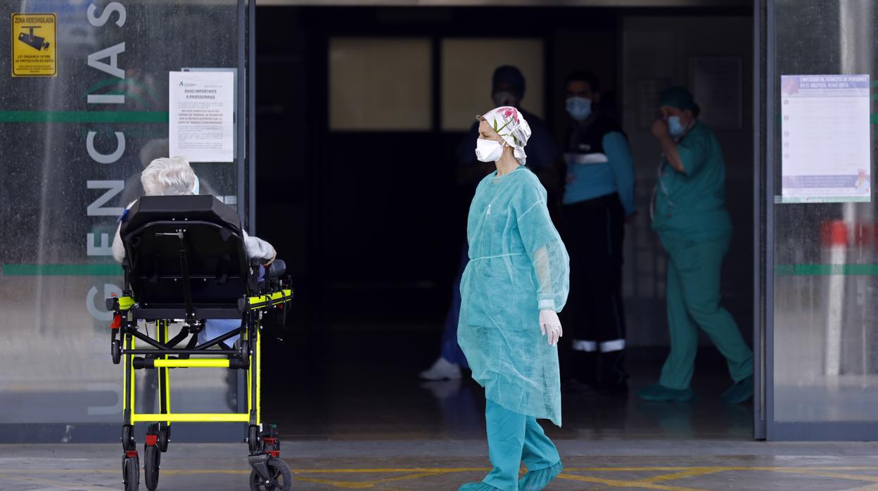 Un paciente ingresa en Urgencias del Hospital Reina Sofía de Córdoba