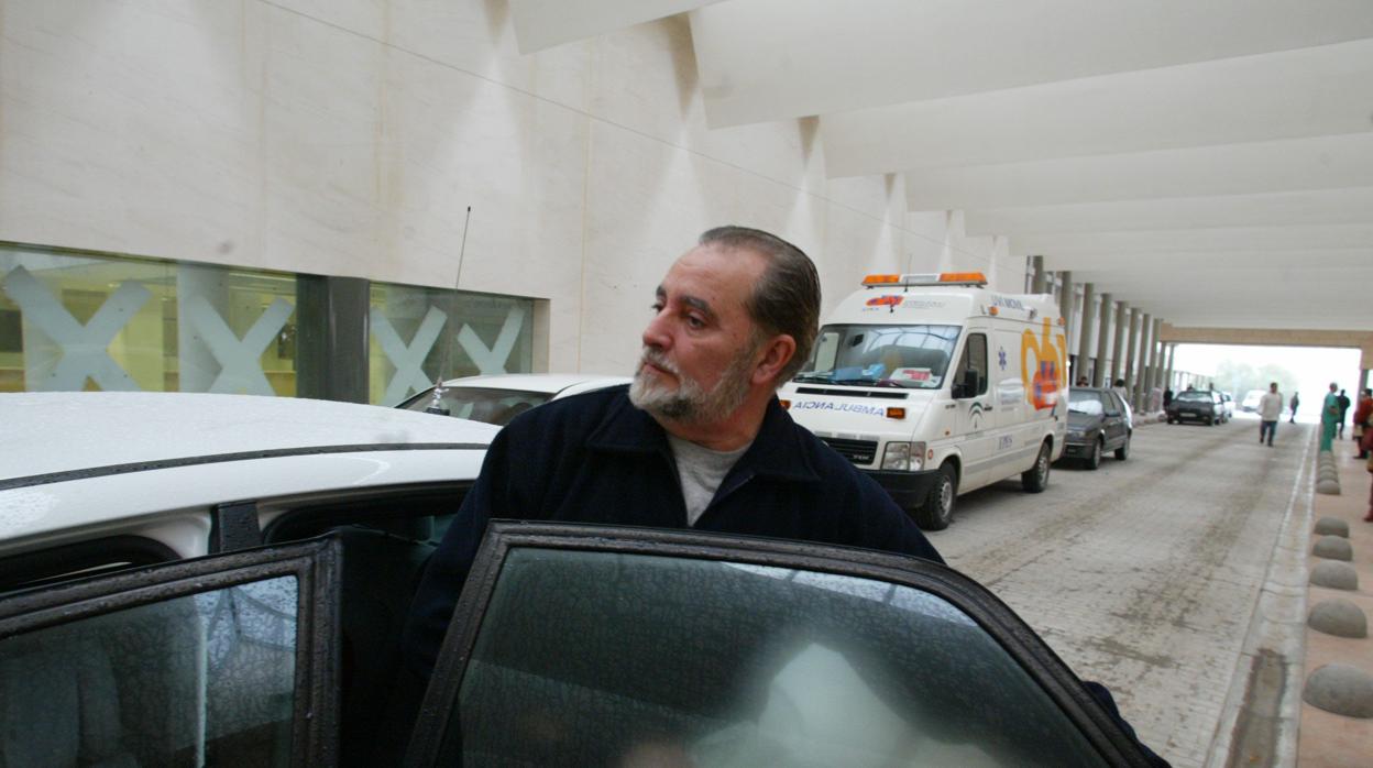 Julio Anguita a su salida del Hospital Reina Sofía de Córdoba tras ingresar en enero de 2003