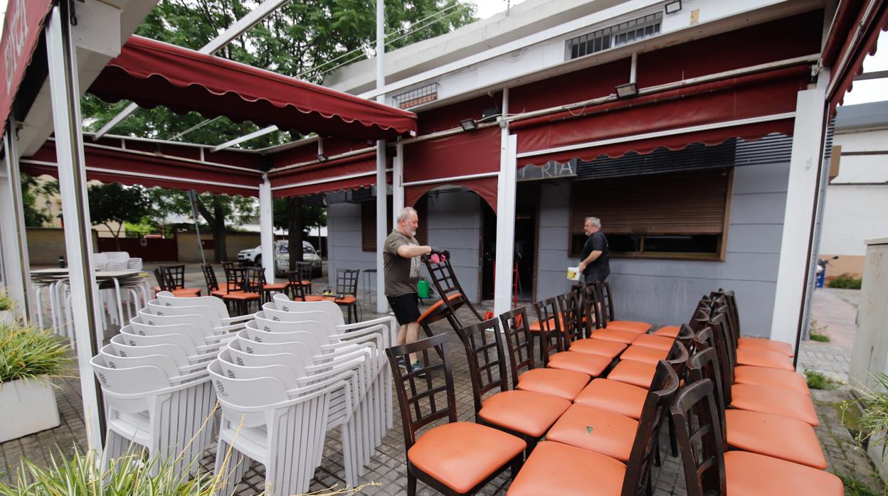 Hosteleros de Córdoba preparan su mobiliario de terraza para este lunes