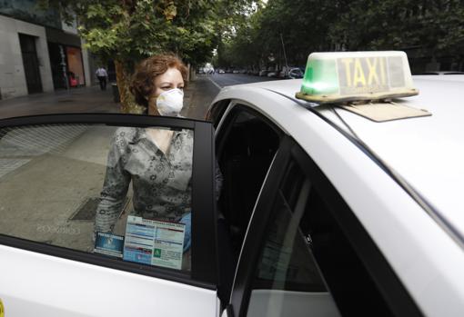 Una taxista en la parada de la avenida Gran Capitán