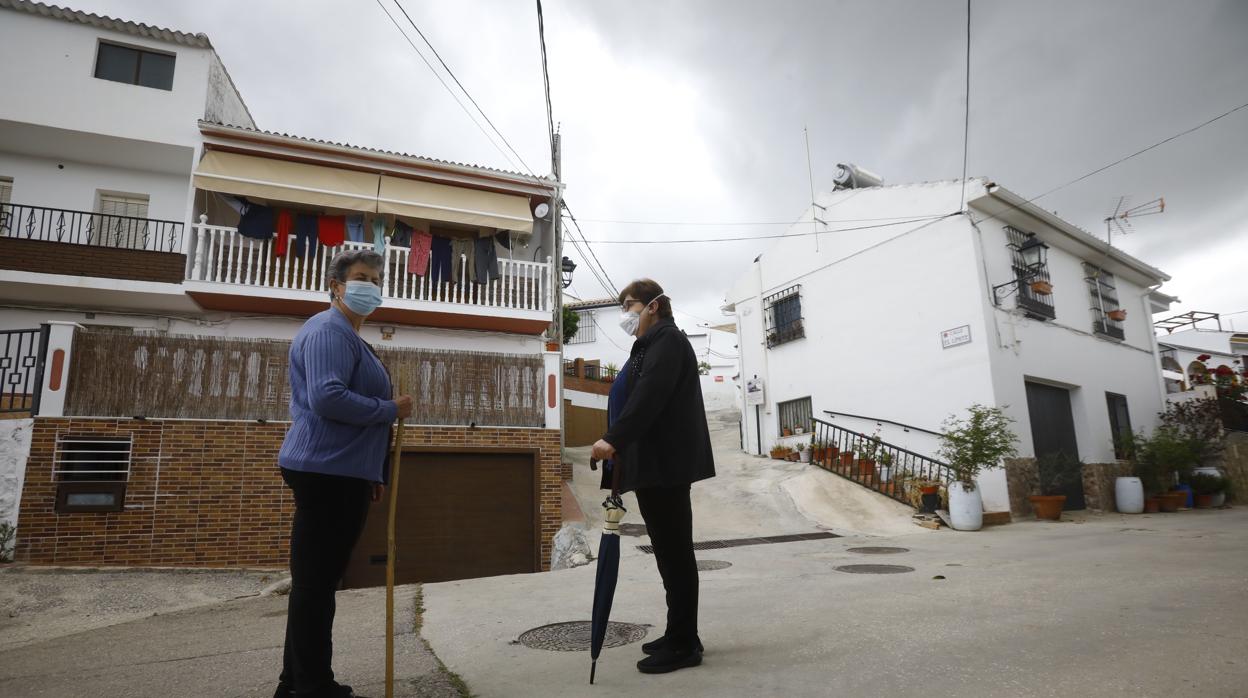 Dos mujeres frente a frente en la calle Límite, nunca mejor denominada, que marca la frontera administrativa entre Granada y Córdoba