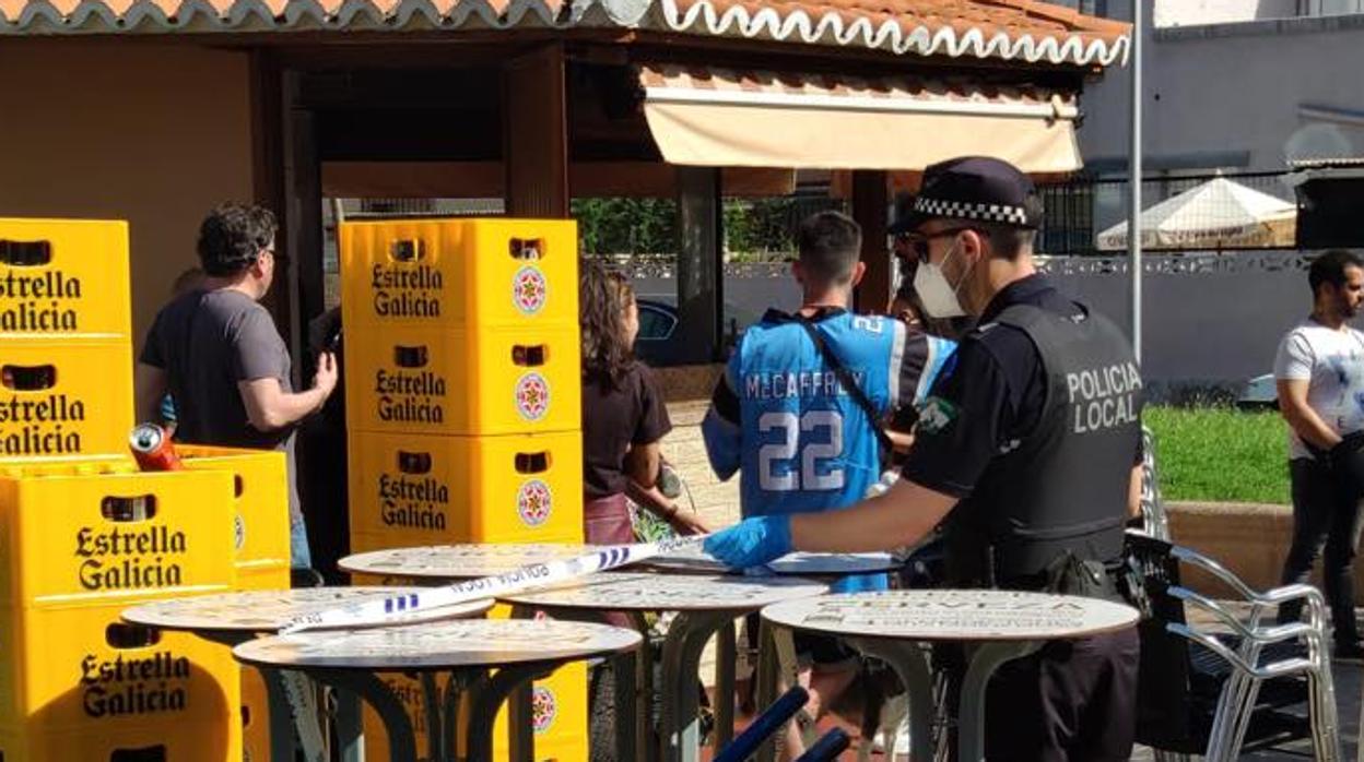 La Policía Local ha precintado un bar que no cumplía con la normativa.