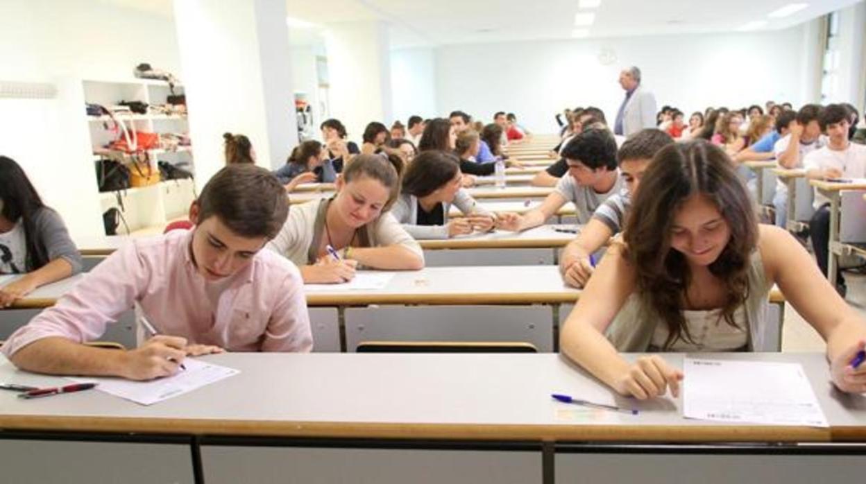 Alumnos durante un examen de Selectividad en una imagen de archivo