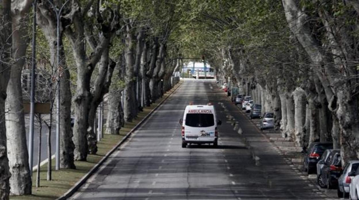 Una ambulancia por las calles de Málaga