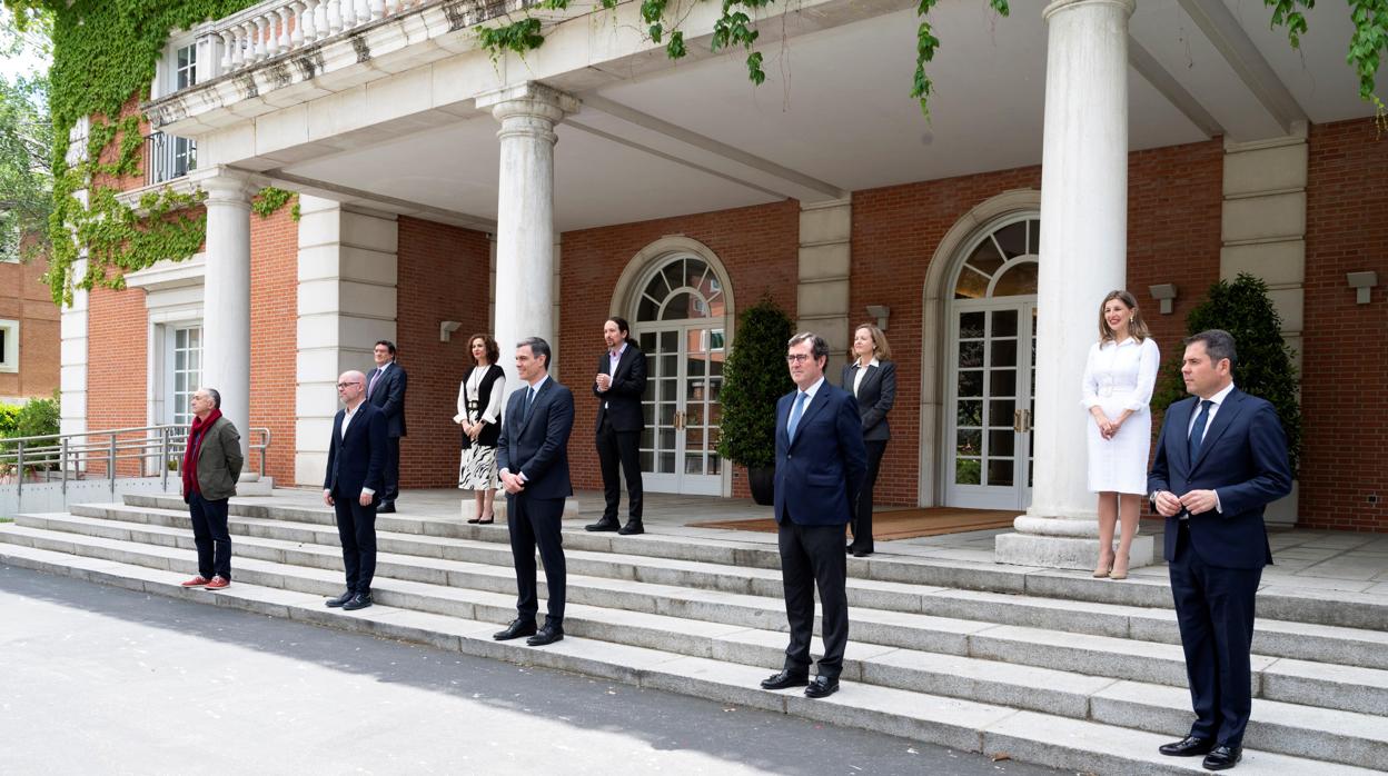 El presidente del Gobierno, Pedro Sánchez, con los agentes sociales en la Moncloa