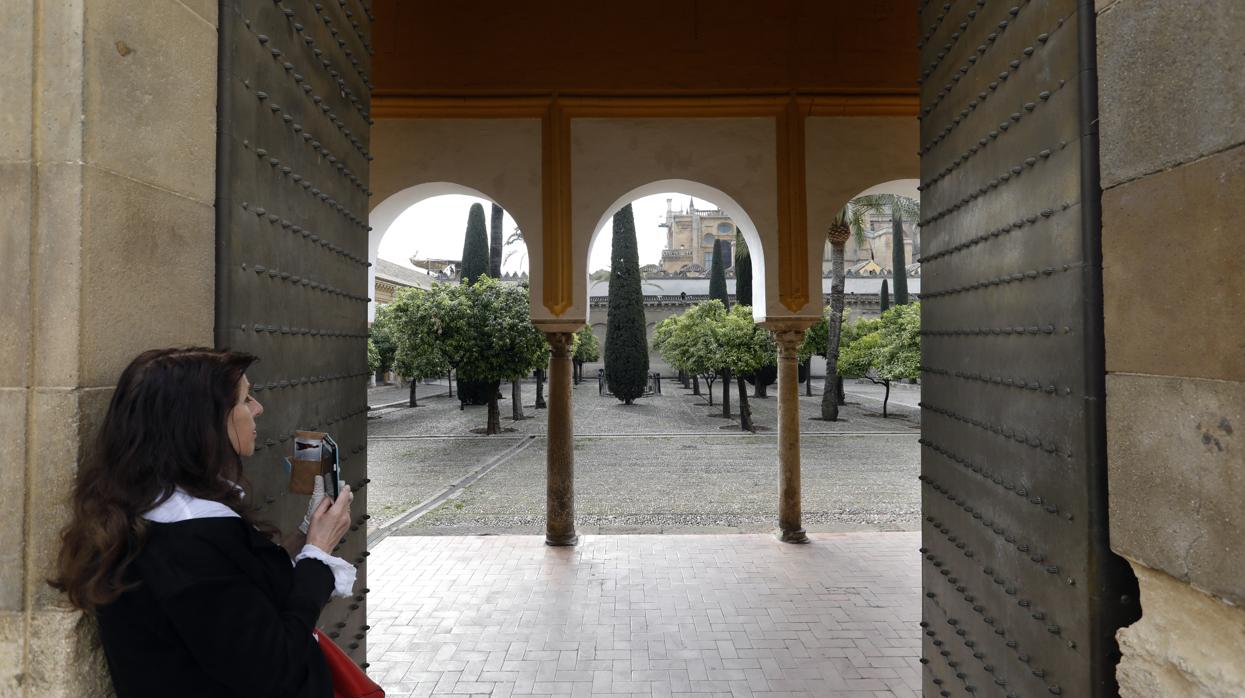 Imagen del Patio de los Naranjos, poco antes de que la Mezquita-Catedral cerrara