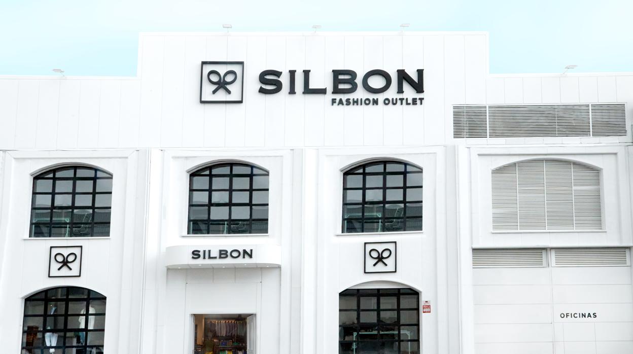 Fachada del nuevo punto de venta outlet de Silbon en el polígono Chinales de Córdoba