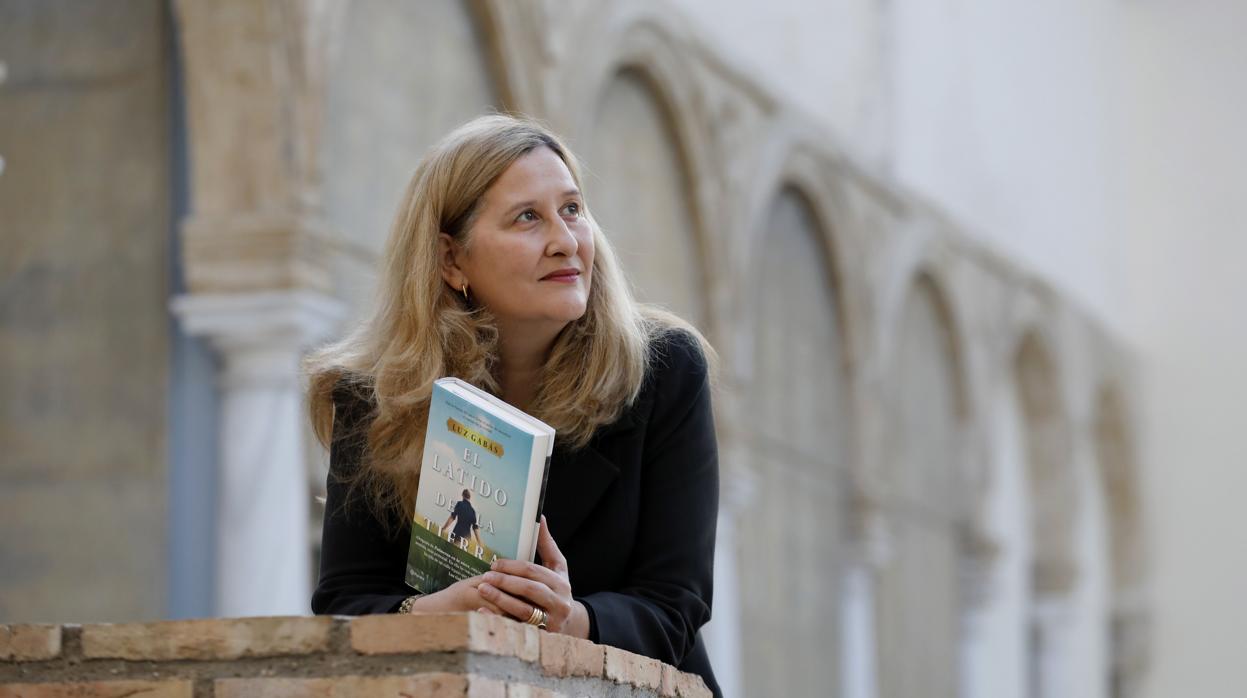 Luz Gabás, con su libro «El latido de la tierra»