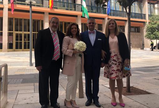 Inmaculada y Juan Marcos, con sus testigos, tras casarse hoy en el Ayuntamiento