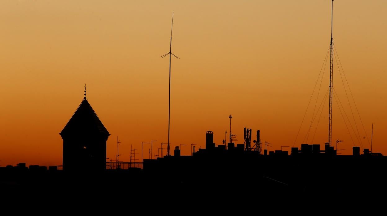 Puesta de sol en Córdoba con antenas recortadas