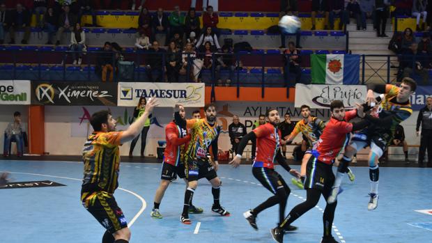 El sindicato de jugadores de balonmano denuncia «despidos improcedentes» en el Ángel Ximénez