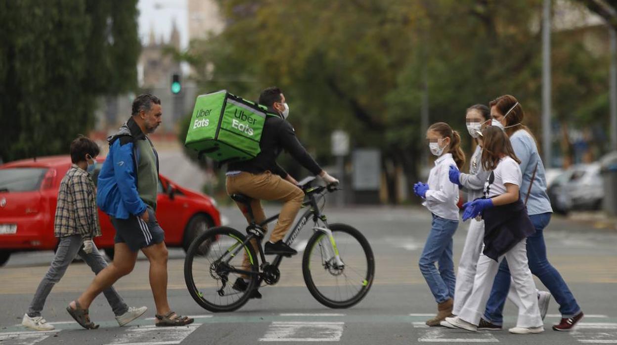 Paseos de niños en los primeros días de salidas del desconfinamiento en Sevilla