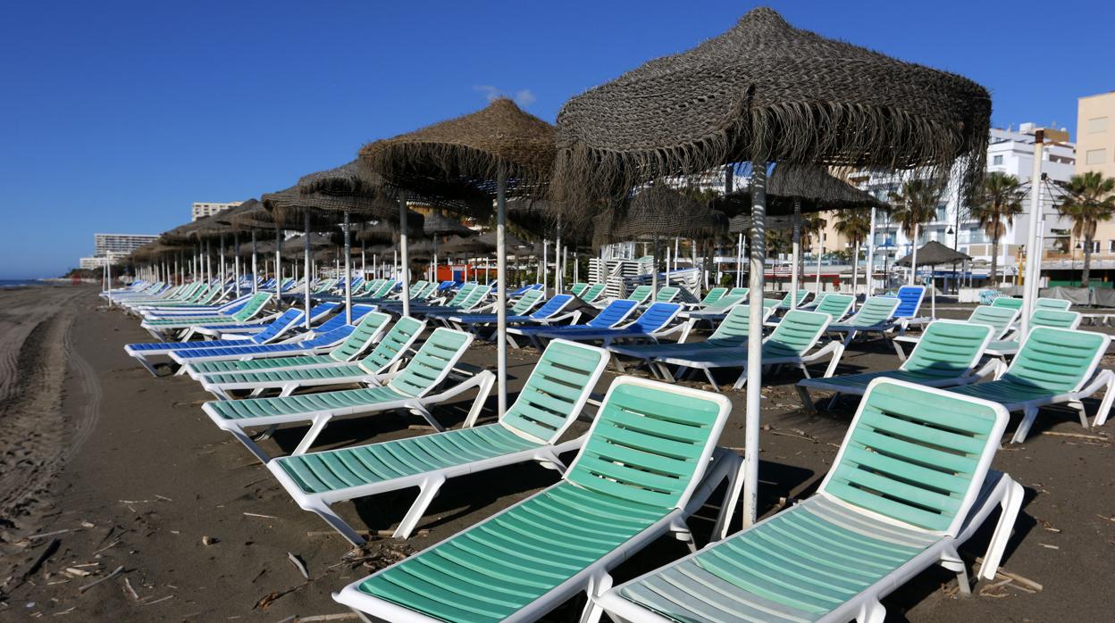 Hamacas vacías en una playa de Torremolinos durante el estado de alarma