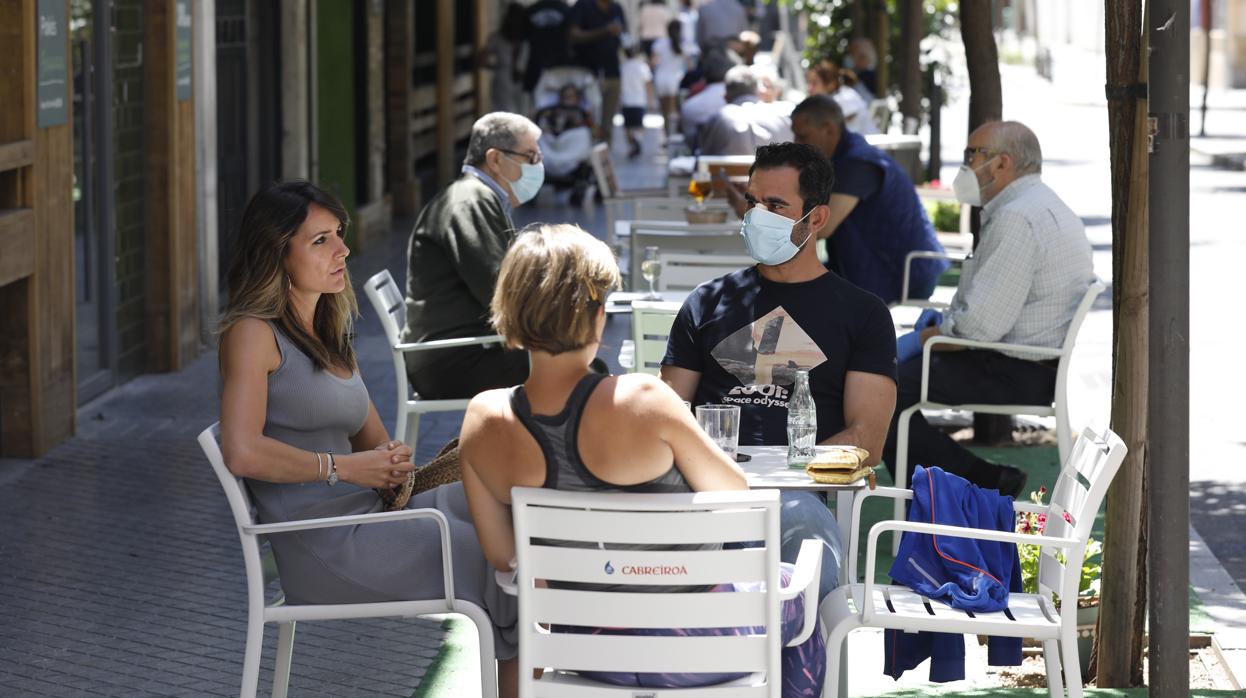 Ambiente de terrazas en la calle Doce de Octubre de la capital