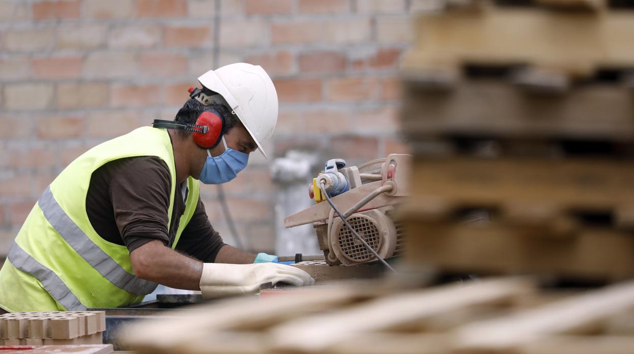 Un trabajador de la construcción en una obra