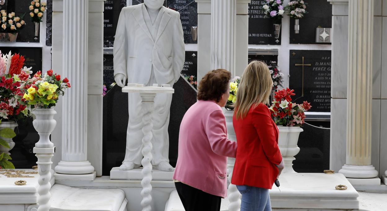 Unas mujeres visitan a sus familiares en el cementerio de San Rafael