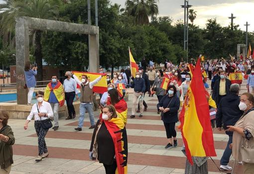 Más de dos mil personas pasean por el Vial de Córdoba en protesta contra el Gobierno de Pedro Sánchez