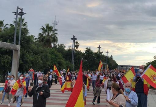 Más de dos mil personas pasean por el Vial de Córdoba en protesta contra el Gobierno de Pedro Sánchez