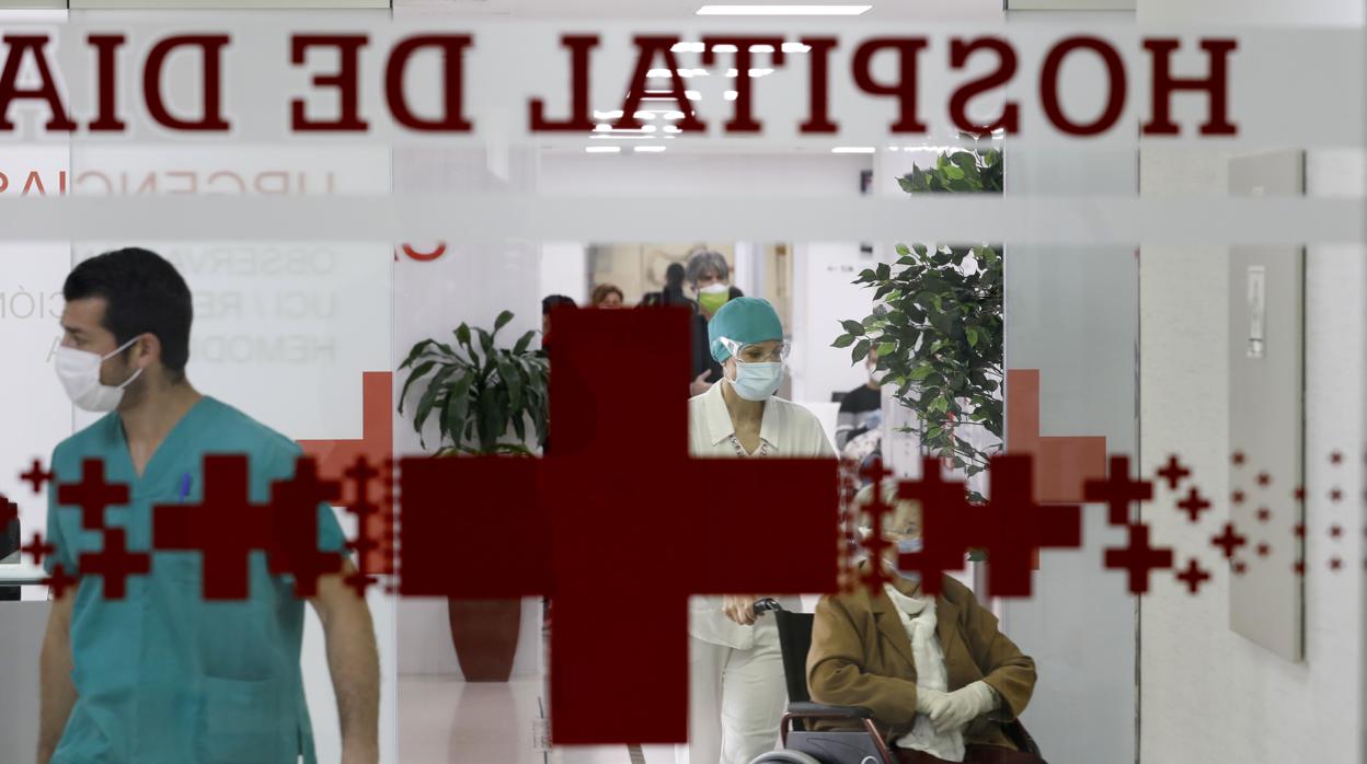 Puerta de entrada al hospital de día de la Cruz Roja