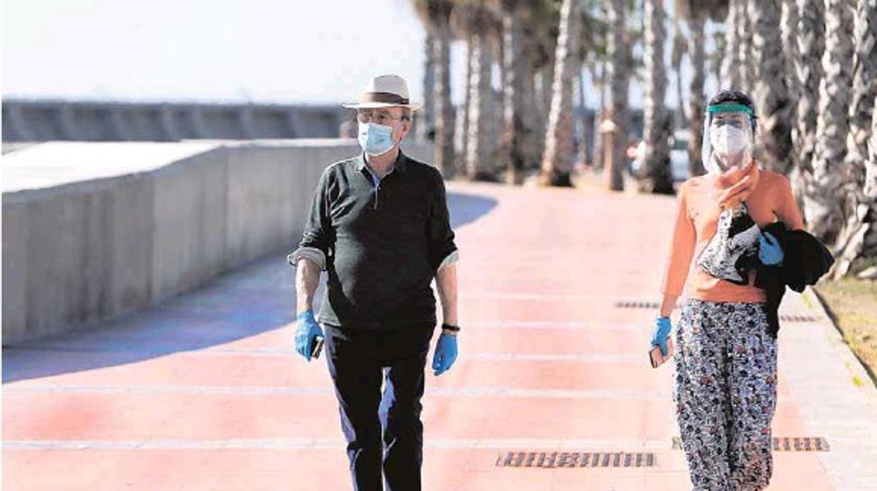 De la Torre, paseando estos días por Málaga junto a una de sus hijas